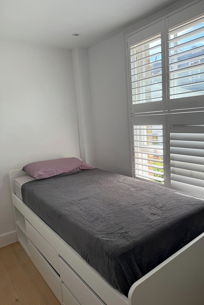 5 Bed House - Sleeps 8 - Pets - Parking - Wifi
