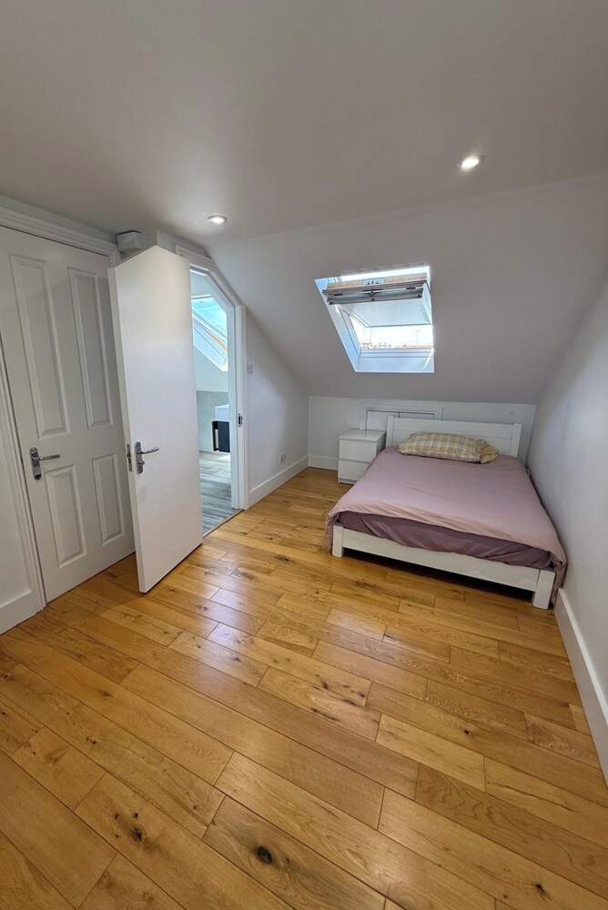5 Bed House - Sleeps 8 - Pets - Parking - Wifi
