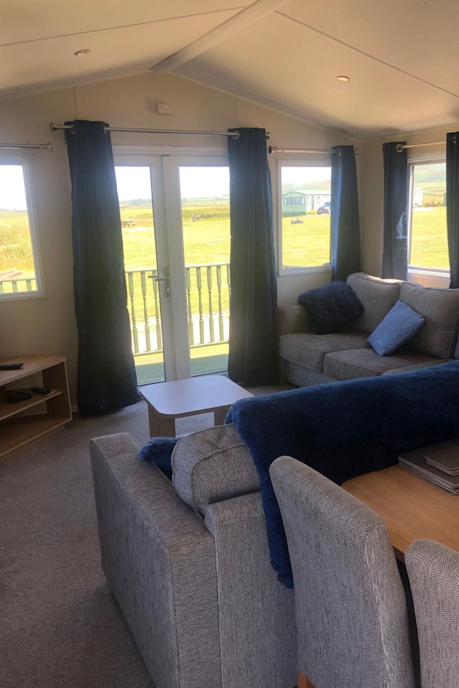 Gwel y Mor 2-bed Chalet With Sea Views & Terrace