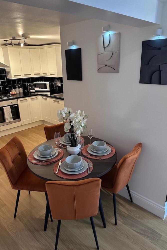 Cozy London Apartment With 2 Bedrooms&free Parking