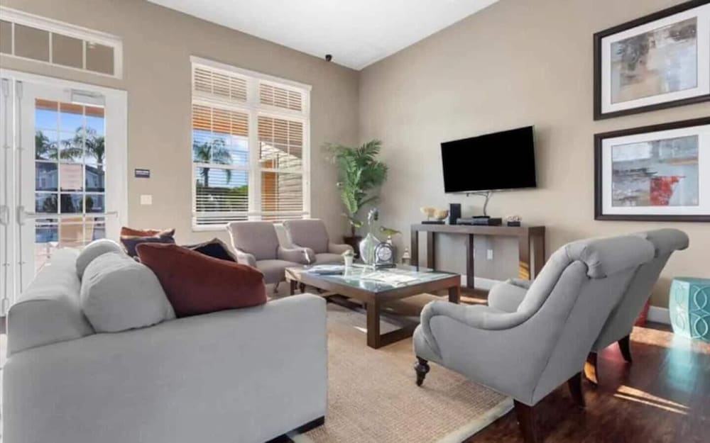 8984 SD - Serene Lucaya Retreat