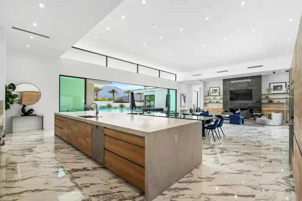 Sleeps 20 7-bedroom Villa w/ Pool, Putting Green & Hot Tub Bravo Villa #11 by Avantstay