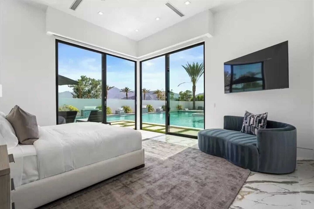 Sleeps 20 7-bedroom Villa w/ Pool, Putting Green & Hot Tub Bravo Villa #11 by Avantstay