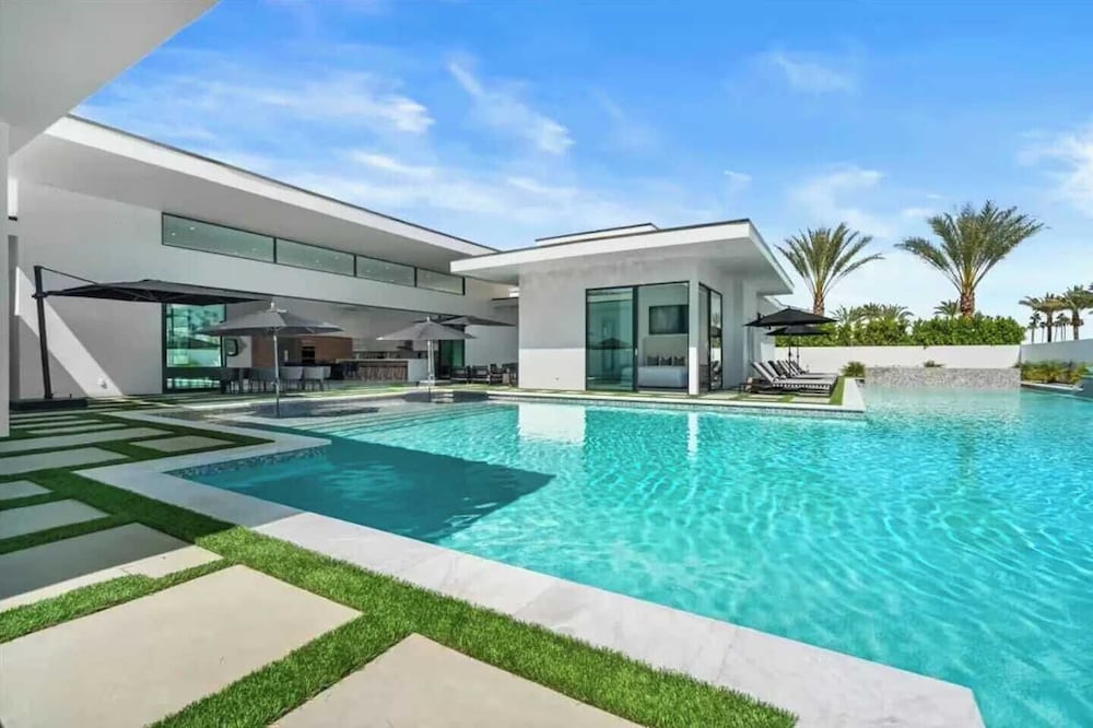 Sleeps 20 7-bedroom Villa w/ Pool, Putting Green & Hot Tub Bravo Villa #11 by Avantstay