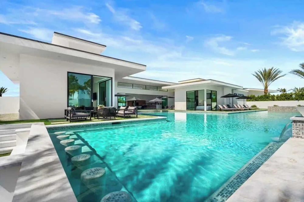 Sleeps 20 7-bedroom Villa w/ Pool, Putting Green & Hot Tub Bravo Villa #11 by Avantstay