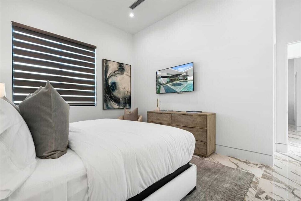 Sleeps 20 7-bedroom Villa w/ Pool, Putting Green & Hot Tub Bravo Villa #11 by Avantstay