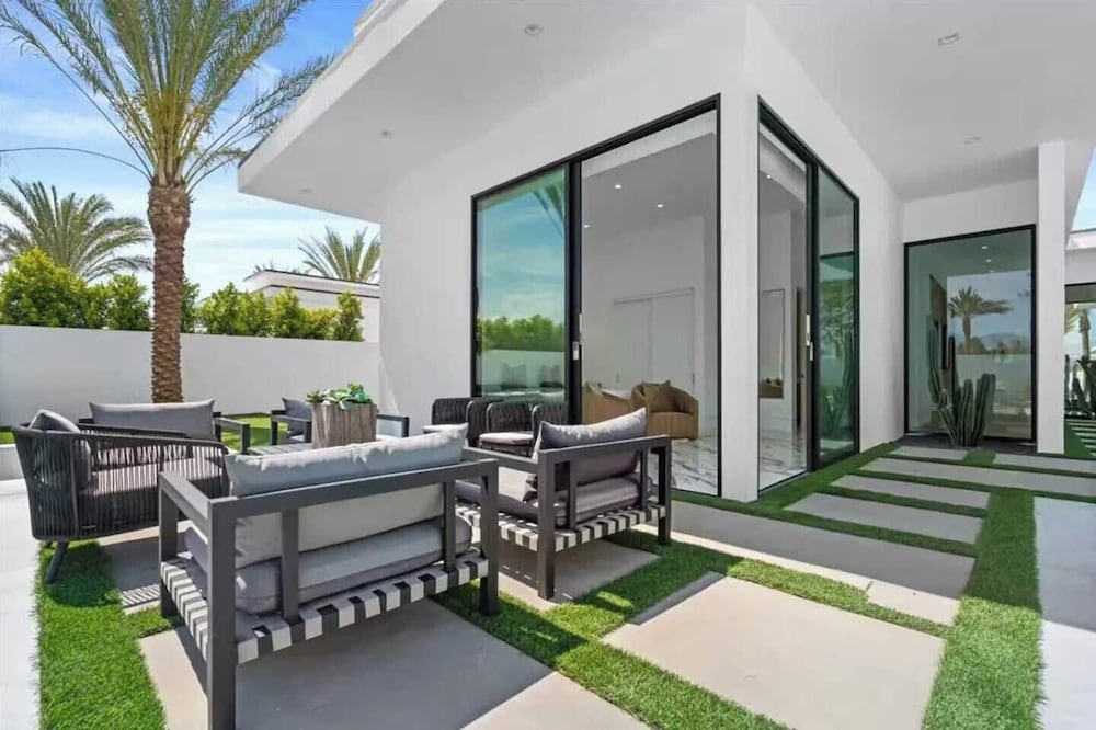 Sleeps 20 7-bedroom Villa w/ Pool, Putting Green & Hot Tub Bravo Villa #11 by Avantstay