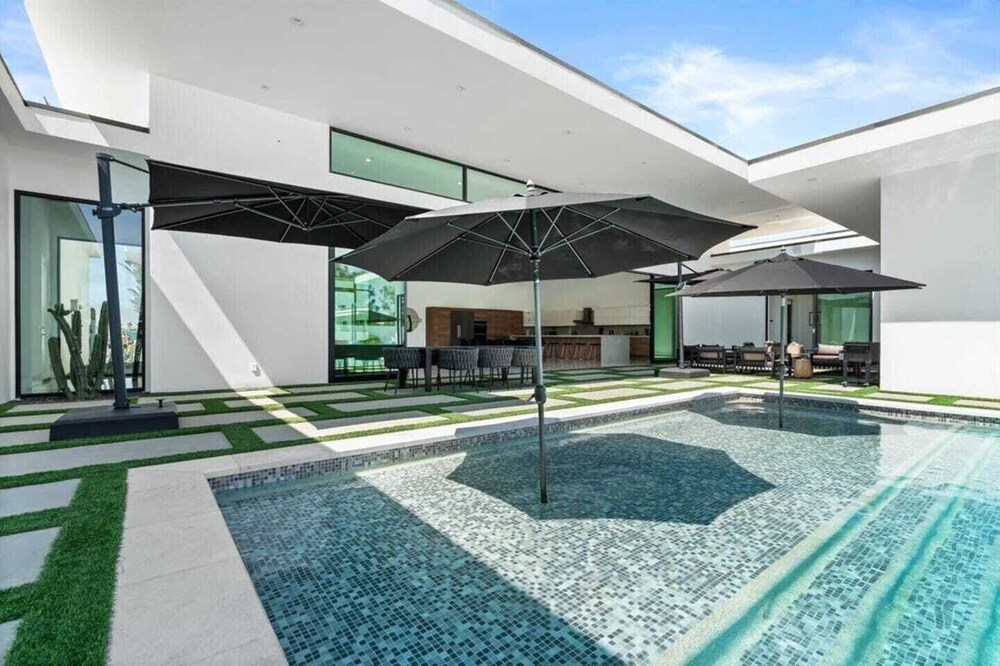 Sleeps 20 7-bedroom Villa w/ Pool, Putting Green & Hot Tub Bravo Villa #11 by Avantstay