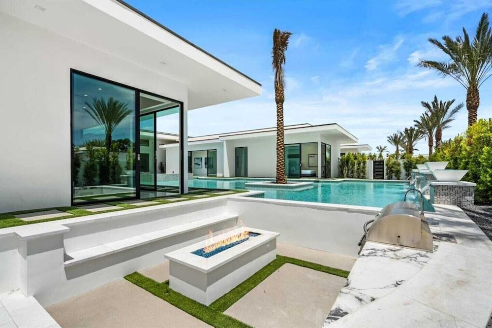 Sleeps 20 Pool, Hot Tub, & Pickleball Stay in Indio Bravo Villa #9