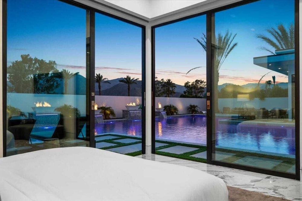 Sleeps 20 7-bedroom Villa w/ Pool, Putting Green & Hot Tub Bravo Villa #11 by Avantstay
