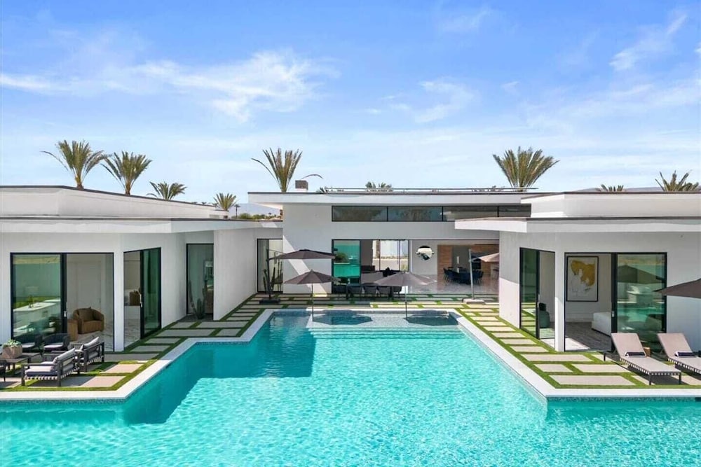 Sleeps 20 7-bedroom Villa w/ Pool, Putting Green & Hot Tub Bravo Villa #11 by Avantstay