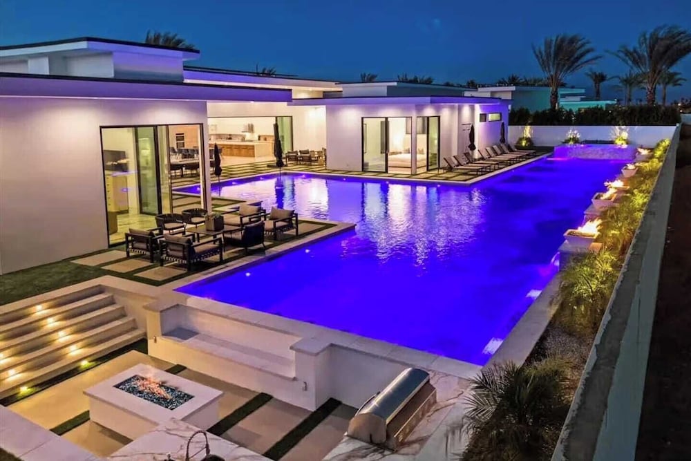 Sleeps 20 7-bedroom Villa w/ Pool, Putting Green & Hot Tub Bravo Villa #11 by Avantstay
