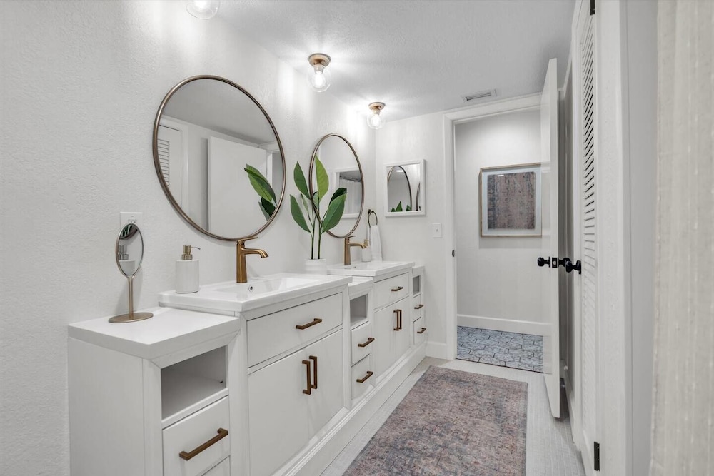 Golden Retreat: Expansive 6BR Home w Heated Pool ~