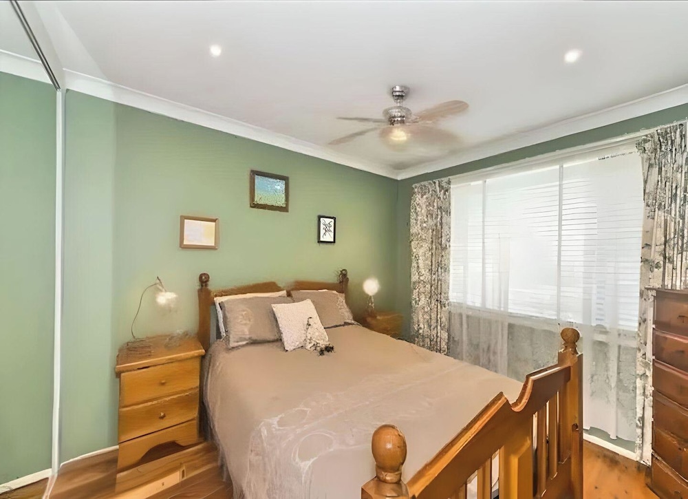 Cheerful 4 Bedroom with free Parking