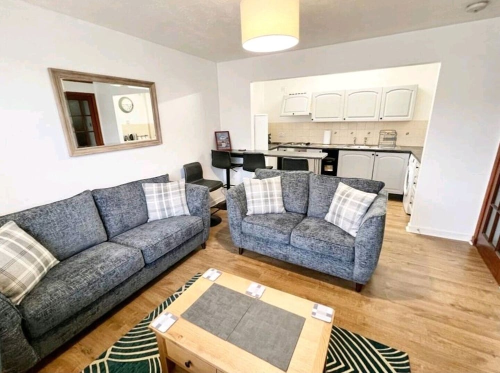 Lovely 2 bed with free parking