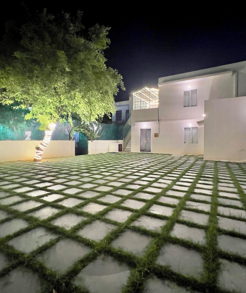 Hostel ivory