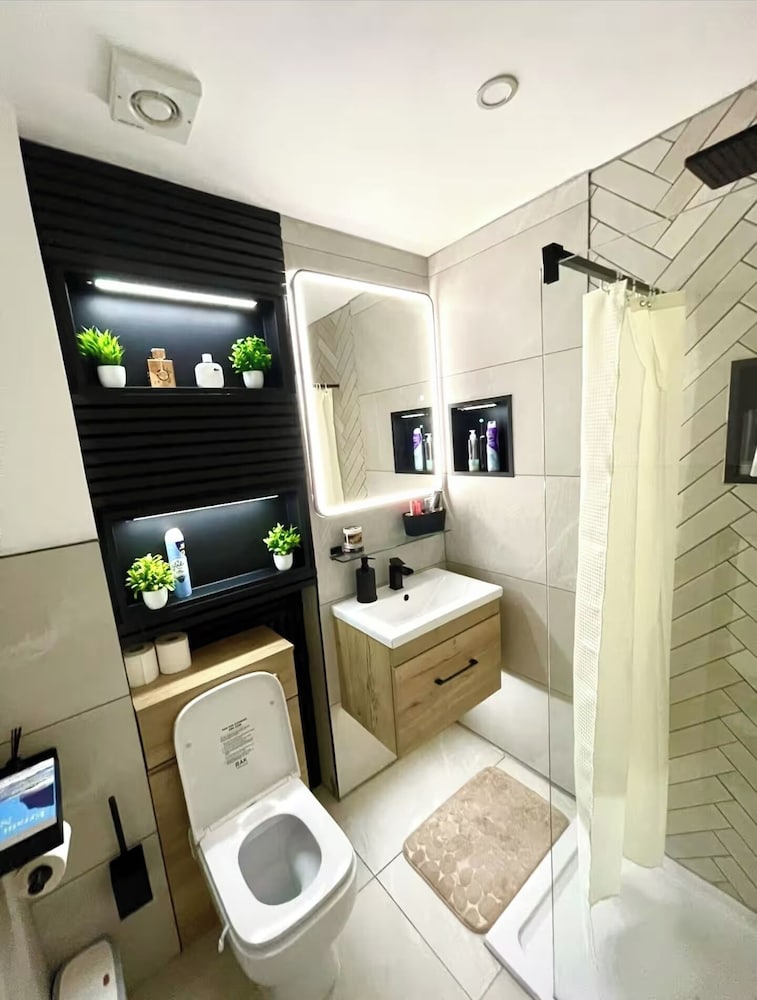 West-end 2 Bed Flat Entire Place w/ Free Parking