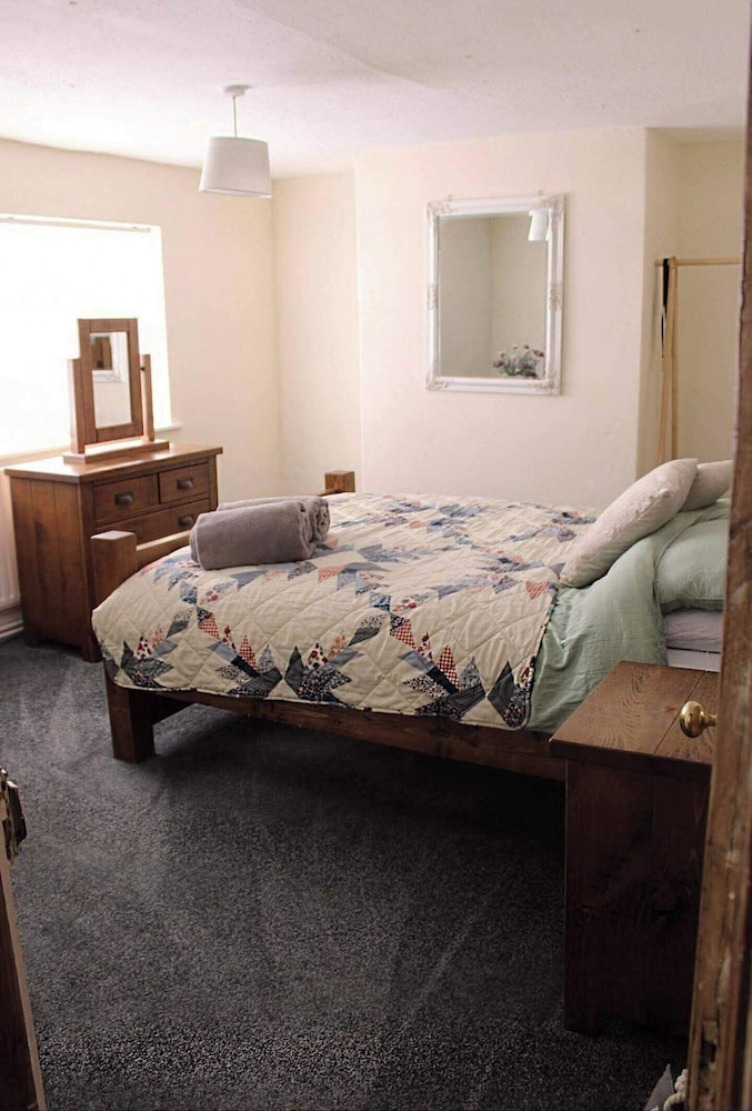 Blyton 2-bed Cottage, Parking, 30m to Lincoln