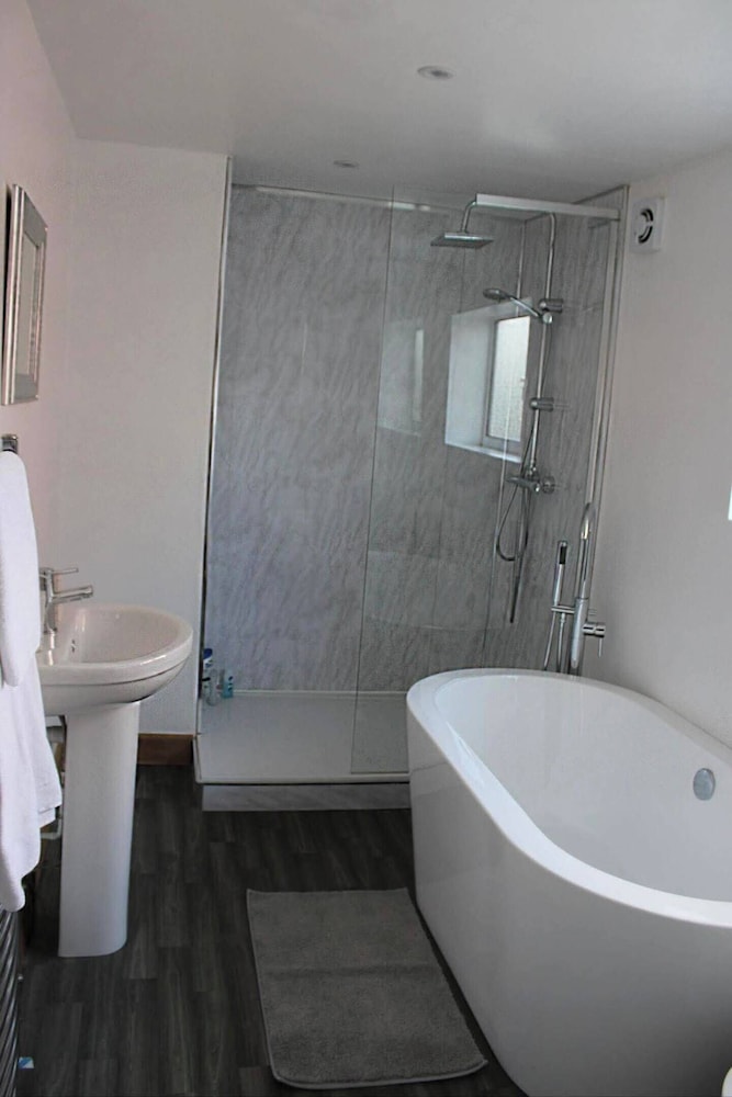 Blyton 2-bed Cottage, Parking, 30m to Lincoln