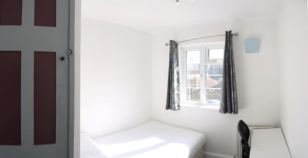 Limehouse Townhomes Modern 4-bedroom 3-bathroom Townhome With a Private Garden