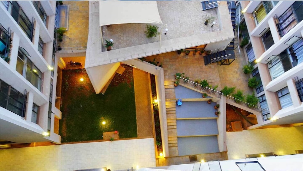Lux Suites Coral Bells Studio Apartments