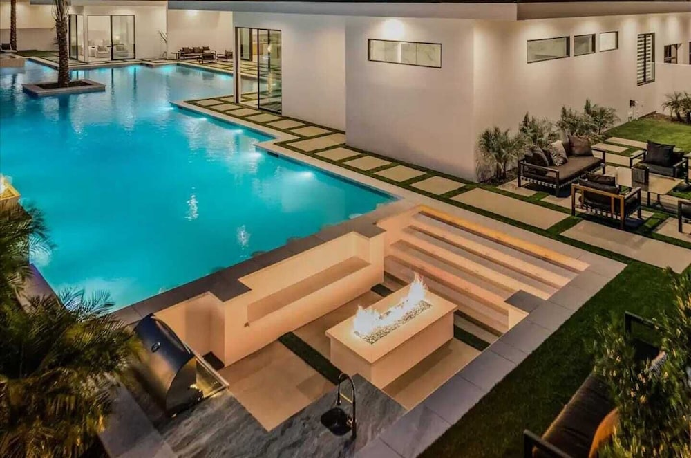 Fine Luxe Retreat w/ Pool & Hot Tub Bravo Villa #15 by Avantstay