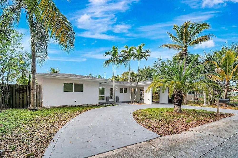 Palm House Near Beach Game Room Pool King Beds