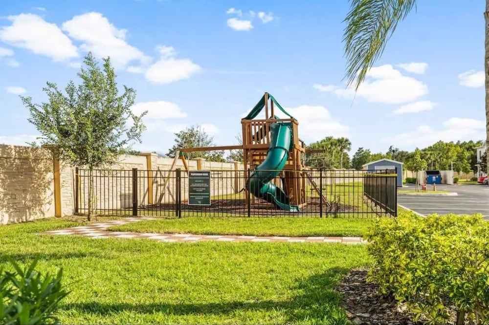 8984 SD - Serene Lucaya Retreat