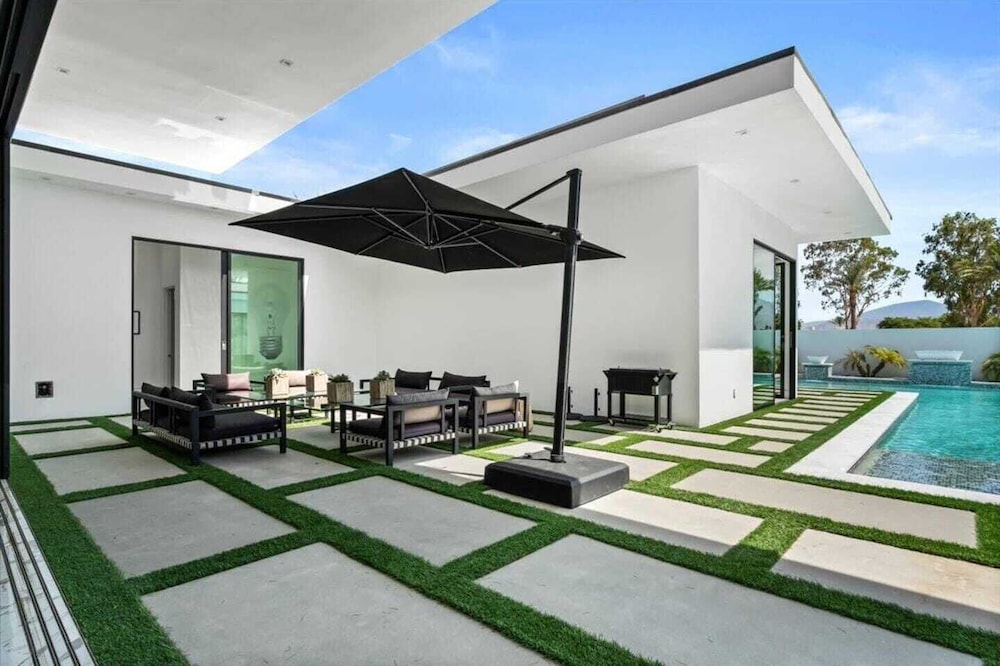 Sleeps 20 7-bedroom Villa w/ Pool, Putting Green & Hot Tub Bravo Villa #11 by Avantstay