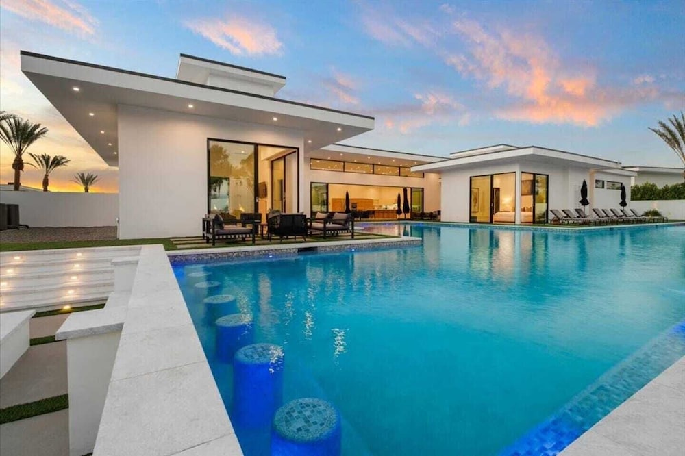 Sleeps 20 7-bedroom Villa w/ Pool, Putting Green & Hot Tub Bravo Villa #11 by Avantstay