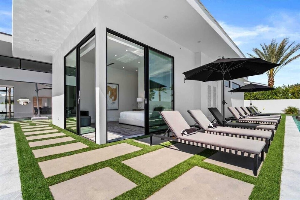 Sleeps 20 7-bedroom Villa w/ Pool, Putting Green & Hot Tub Bravo Villa #11 by Avantstay
