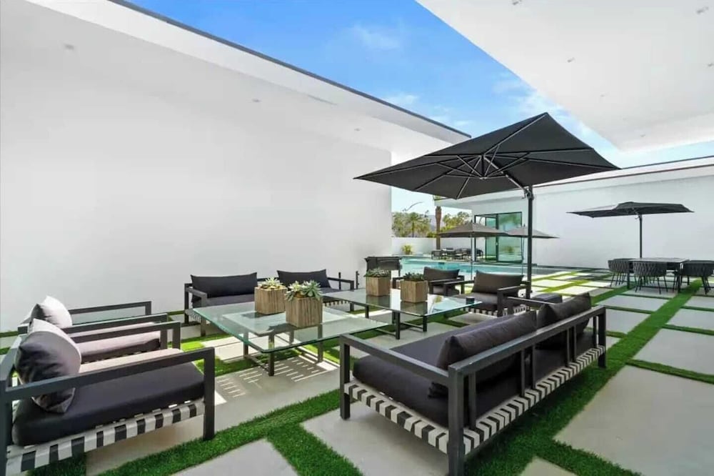 Sleeps 20 7-bedroom Villa w/ Pool, Putting Green & Hot Tub Bravo Villa #11 by Avantstay