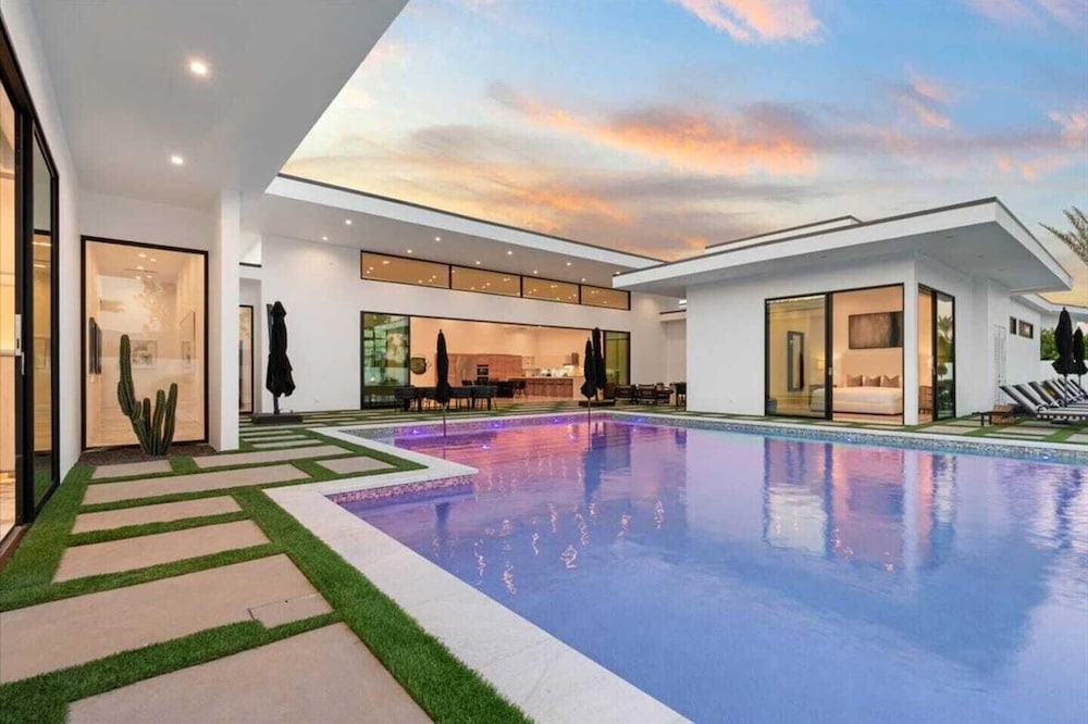 Sleeps 20 7-bedroom Villa w/ Pool, Putting Green & Hot Tub Bravo Villa #11 by Avantstay