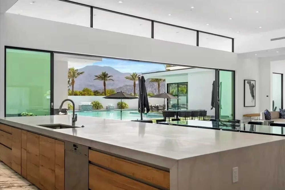 Sleeps 20 7-bedroom Villa w/ Pool, Putting Green & Hot Tub Bravo Villa #11 by Avantstay