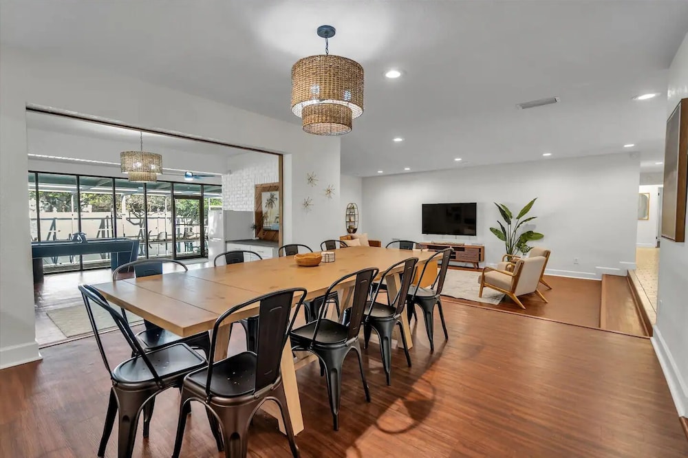 Golden Retreat: Expansive 6BR Home w Heated Pool ~