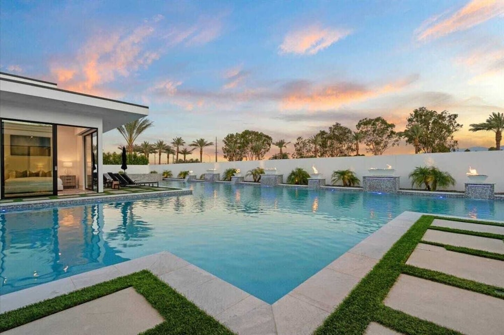 Sleeps 20 7-bedroom Villa w/ Pool, Putting Green & Hot Tub Bravo Villa #11 by Avantstay