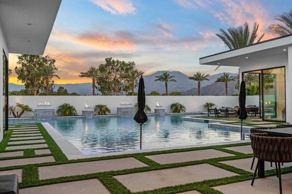 Sleeps 20 7-bedroom Villa w/ Pool, Putting Green & Hot Tub Bravo Villa #11 by Avantstay