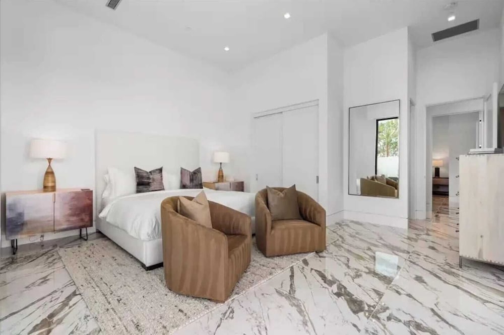 Sleeps 20 7-bedroom Villa w/ Pool, Putting Green & Hot Tub Bravo Villa #11 by Avantstay