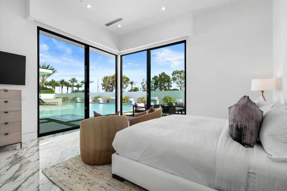 Sleeps 20 7-bedroom Villa w/ Pool, Putting Green & Hot Tub Bravo Villa #11 by Avantstay