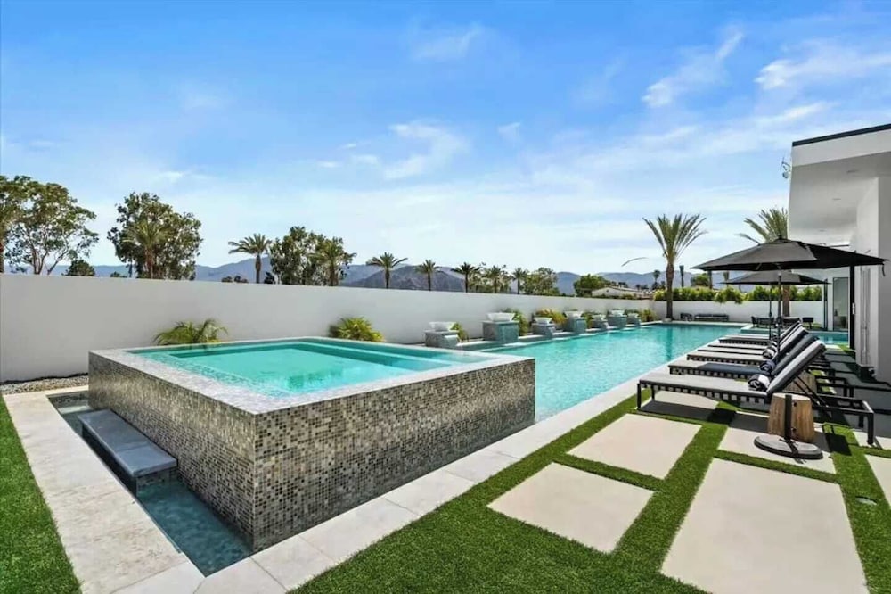 Sleeps 20 7-bedroom Villa w/ Pool, Putting Green & Hot Tub Bravo Villa #11 by Avantstay