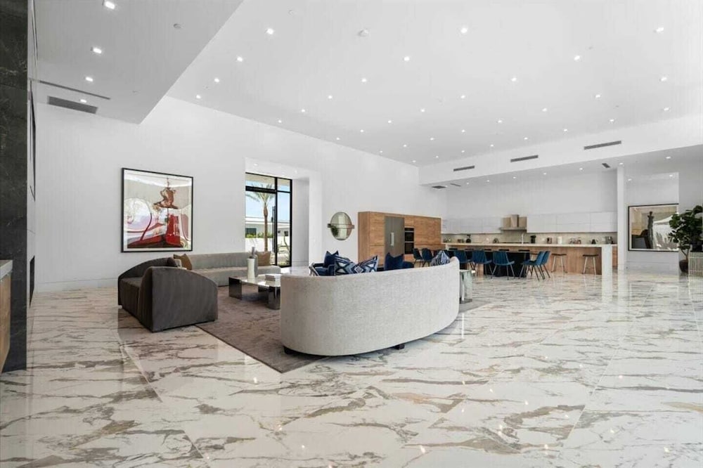 Sleeps 20 7-bedroom Villa w/ Pool, Putting Green & Hot Tub Bravo Villa #11 by Avantstay