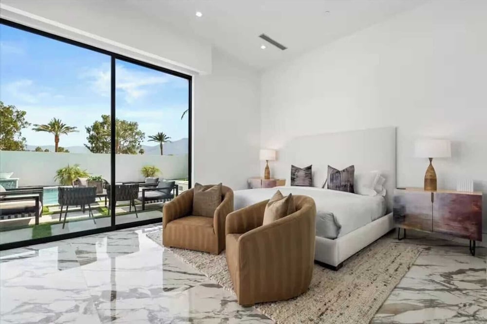 Sleeps 20 7-bedroom Villa w/ Pool, Putting Green & Hot Tub Bravo Villa #11 by Avantstay