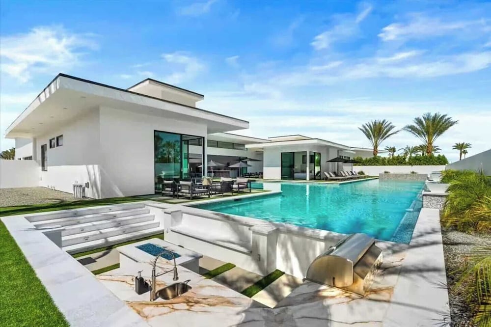 Sleeps 20 7-bedroom Villa w/ Pool, Putting Green & Hot Tub Bravo Villa #11 by Avantstay