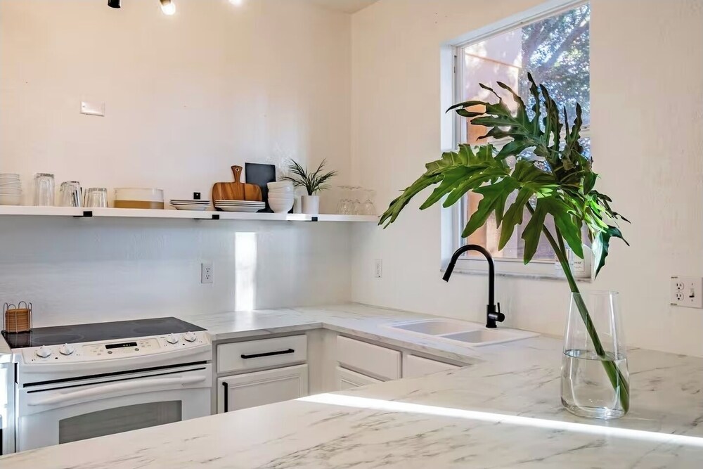 3BR Townhouse at Regal Palms: Pool & Disney Fun