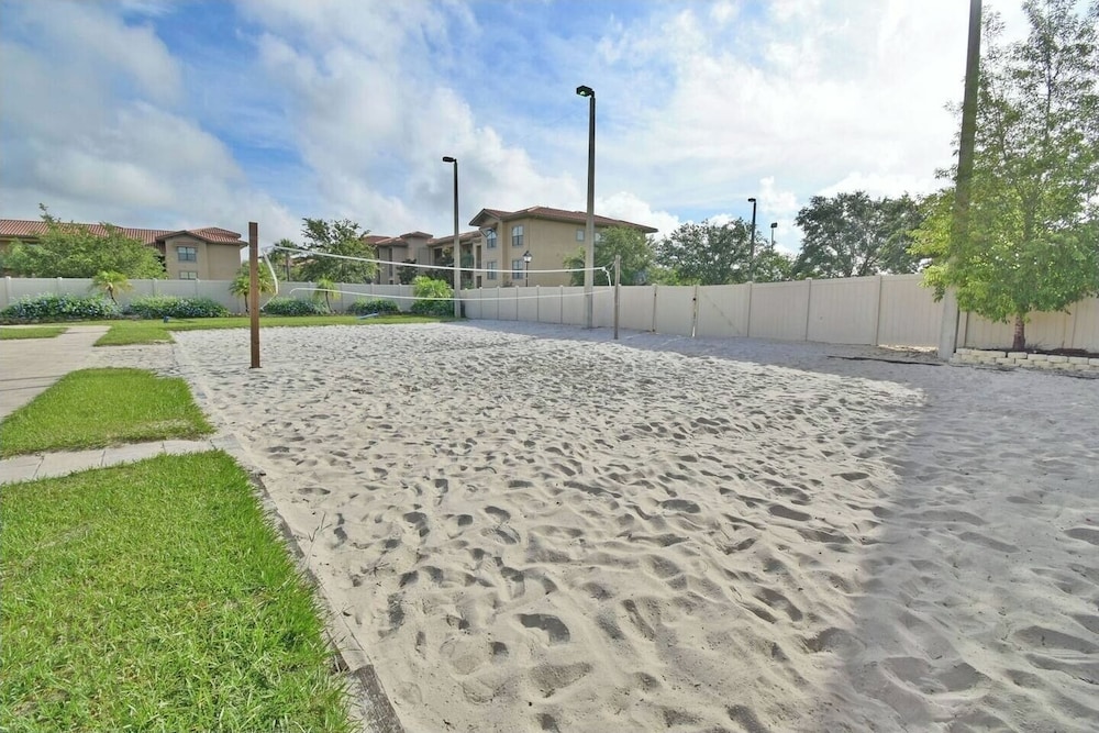 3BR Townhouse at Regal Palms: Pool & Disney Fun