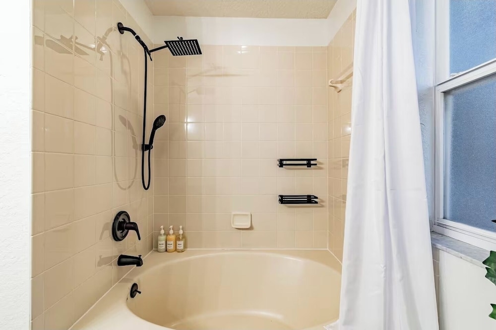 3BR Townhouse at Regal Palms: Pool & Disney Fun