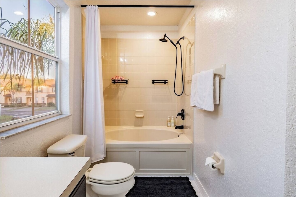 3BR Townhouse at Regal Palms: Pool & Disney Fun