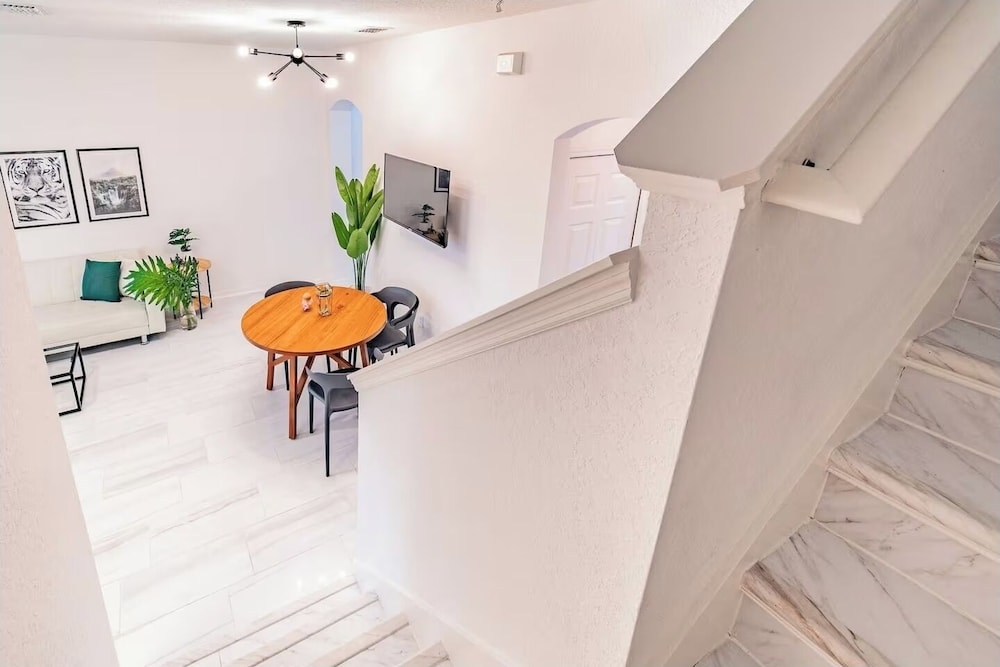 3BR Townhouse at Regal Palms: Pool & Disney Fun