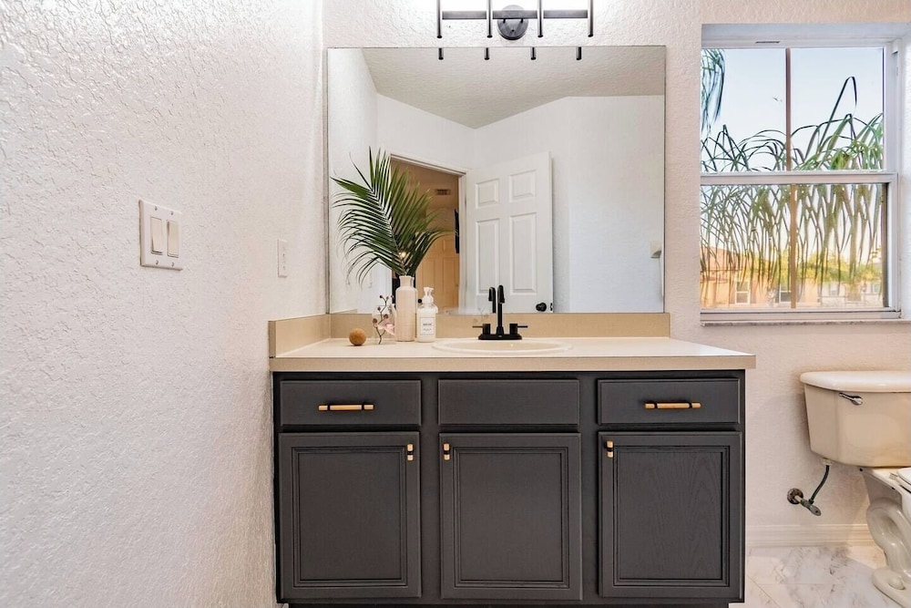3BR Townhouse at Regal Palms: Pool & Disney Fun