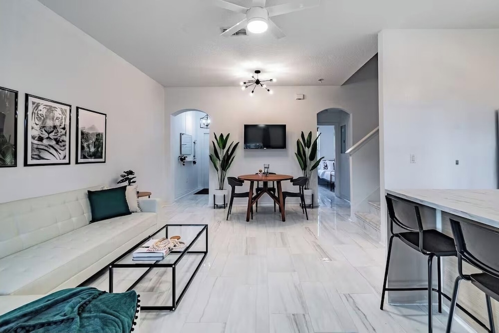 3BR Townhouse at Regal Palms: Pool & Disney Fun